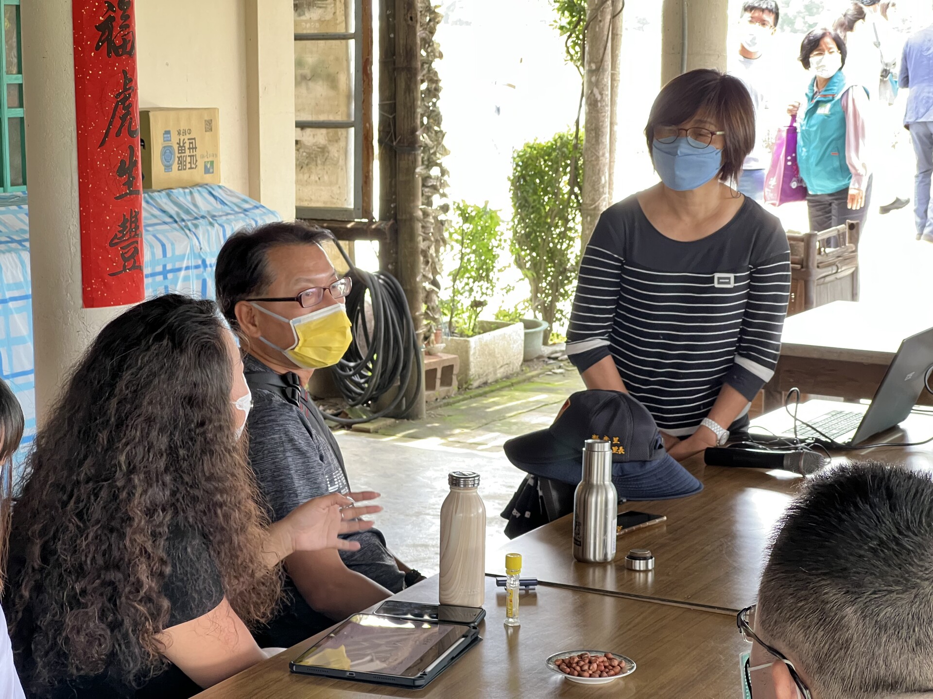 見學學生進行QA與創辦人吳淑芳(右1)互動圖片