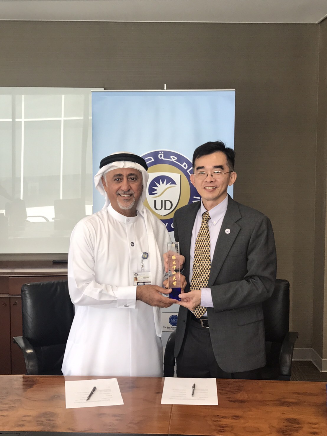 陳世哲院長致贈紀念品給杜拜大學校長Dr. Eesa M. Bastaki(左)圖片