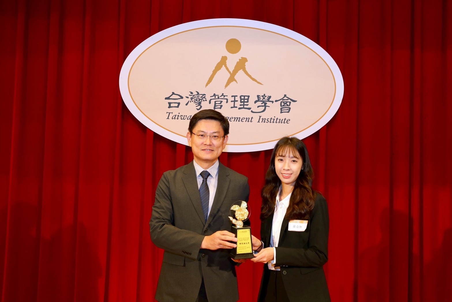 中山資管系碩士生韓亞軒，以研究虛擬網紅為題，榮獲台灣管理學會「第十八屆崇越論文大賞：AI論文競賽」碩士組特優獎，照片為參加8月舉辦的頒獎典禮。圖片