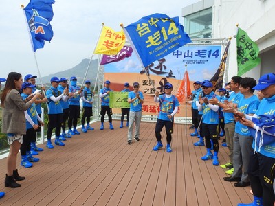 中山EMBA戈14隊員，以「中山戈14 勇猛有氣勢」作為戈14的隊呼口號，誓言為校爭取最佳榮譽。(圖／中山大學戈友會提供)圖片