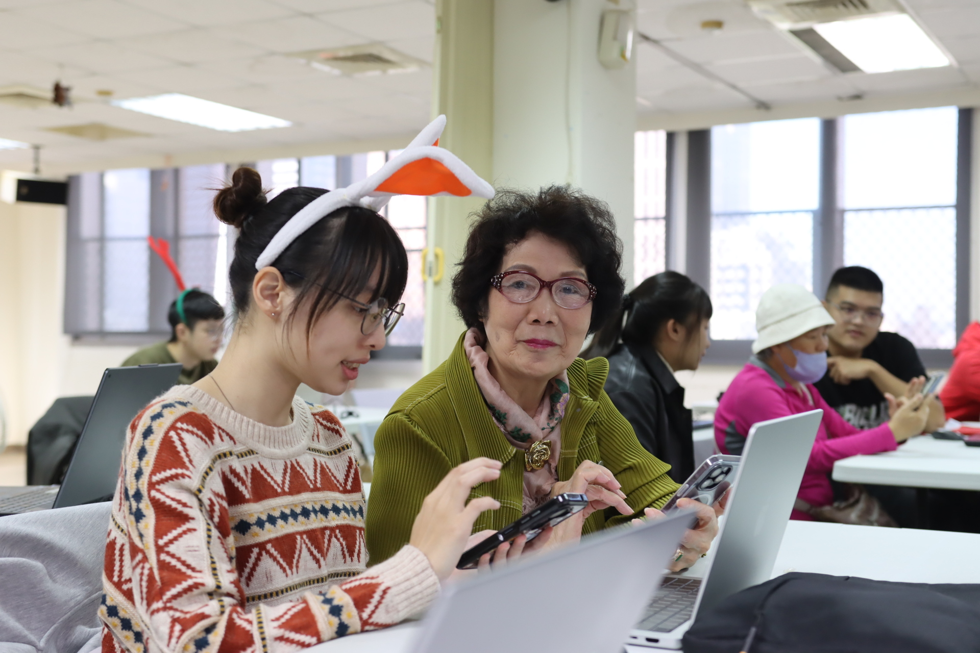 透過專案合作活動  同學認真協助長者提升數位應用力圖片