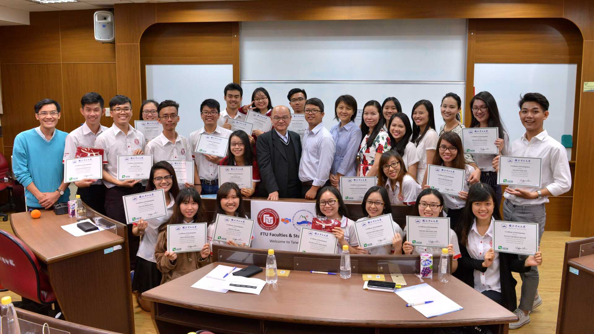 中山x越南外貿大學冬令營結業合影冬令營圖片