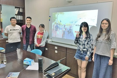 謝博勛同學(左二)與即將於九月前往法國的學弟妹們合影圖片