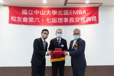 在管理學院黃三益院長(中)的監交下，北E校友會由第六屆理事長 王景暘 (左)交棒予第七屆理事長 黃國珍 (右)圖片