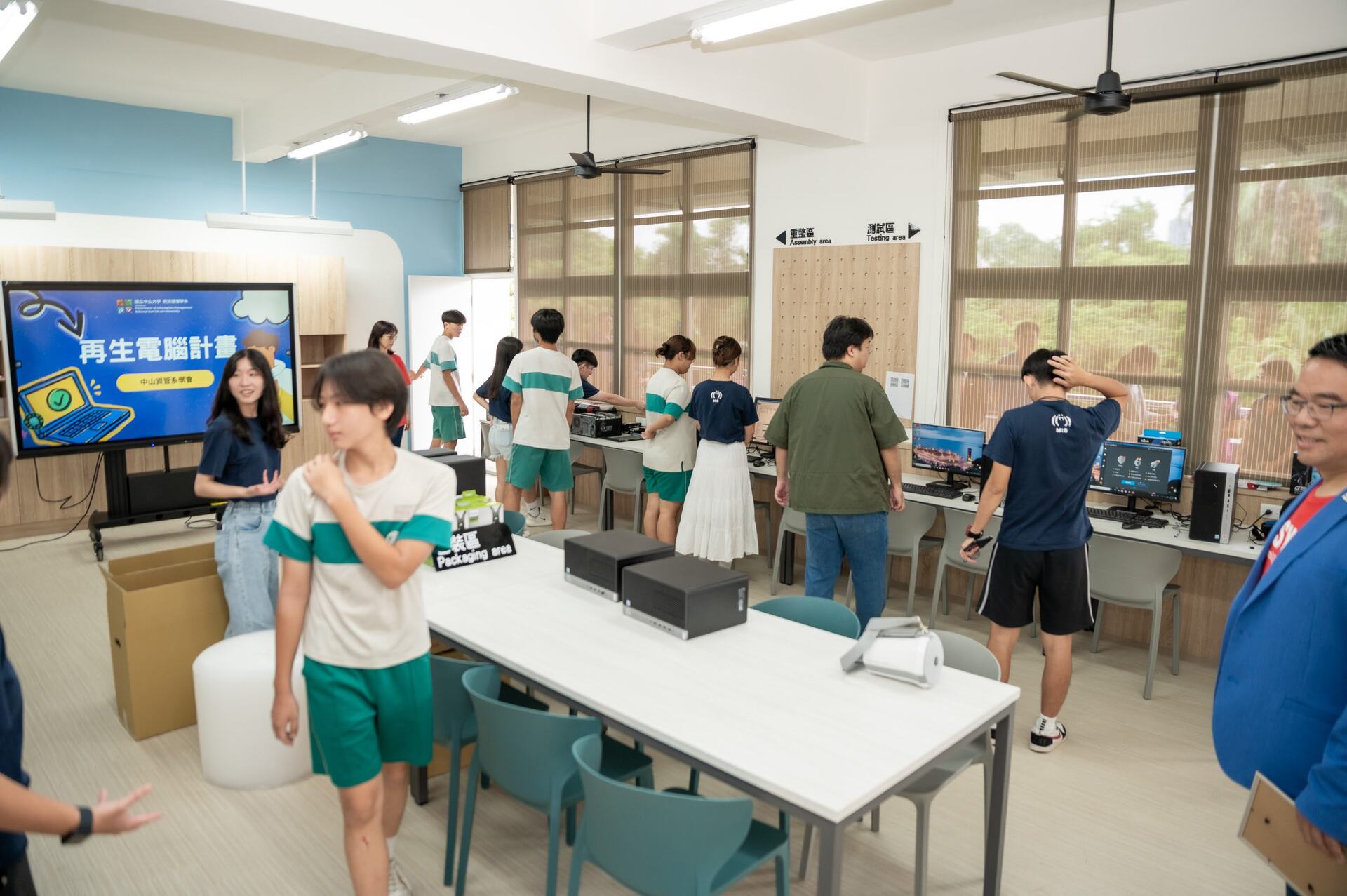 壽山國中學生開心的測試受贈電腦