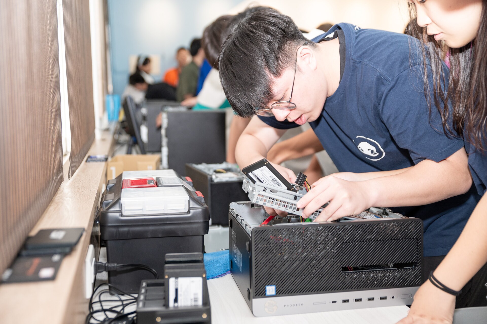 中山資管學生示範如何修復電腦