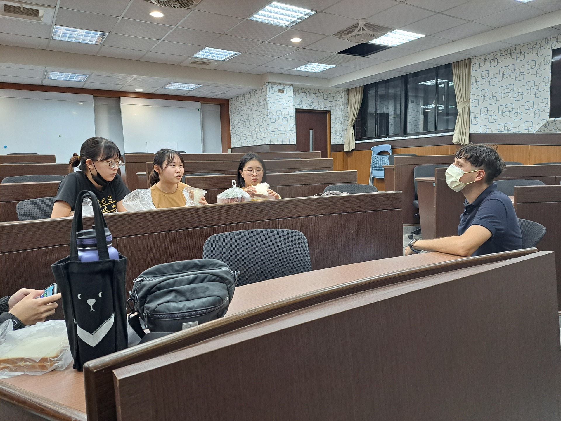 同學以英語解釋台灣文化國際化的原因圖片