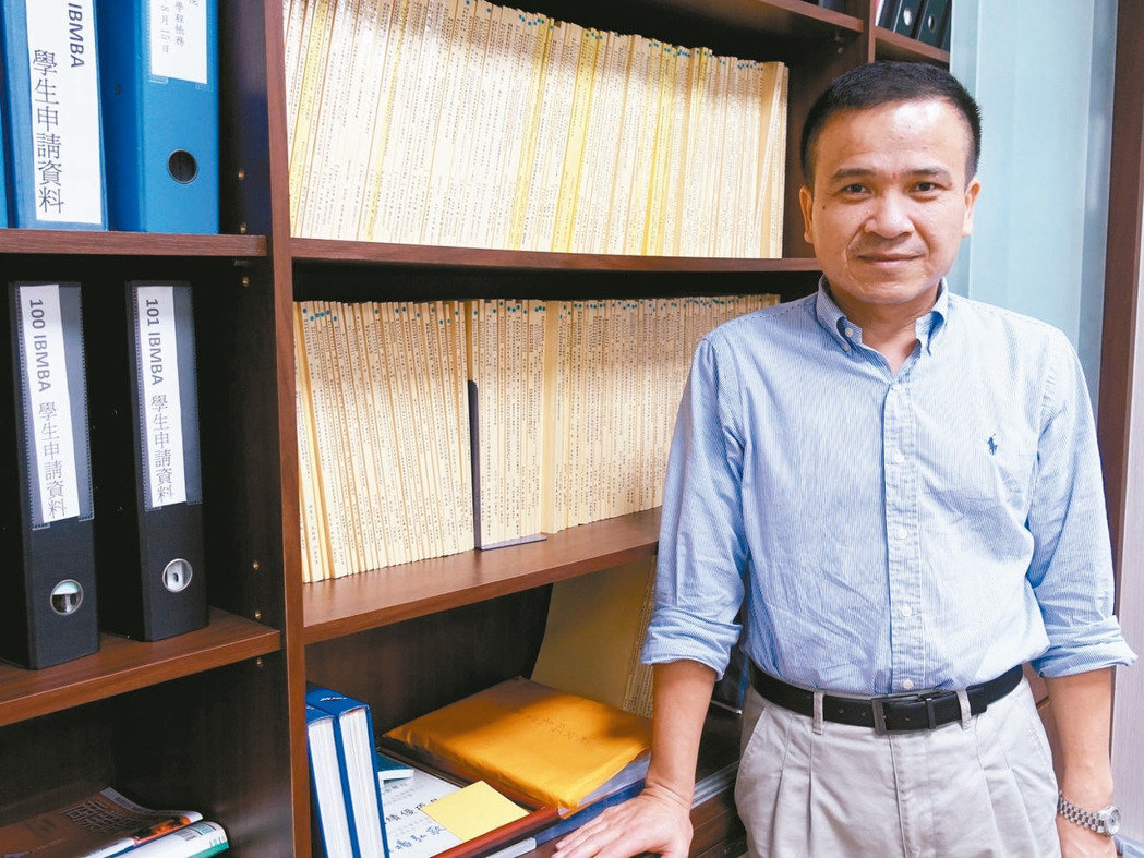 42歲的中山大學副教授徐士傑獲科技部「吳大猷先生紀念獎」，他以自身經驗鼓勵學子「好好利用浪費掉的時間，就可翻轉人生」！ 攝影／記者蔡容喬圖片