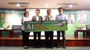 （圖說）勞工局長王鑫基（右二）邀請國立中山大學人力資源管理研究所所長紀乃文、群創光電股份有限公司人資管理處副處長張仁勇及勞動部勞動力發展署訓練發展組科長周素蘭等三人進行專題演講。（記者鄭德政攝）圖片