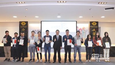 金管會主委顧立雄頒獎給各區網路初賽冠軍隊伍 。圖／證交所提供圖片