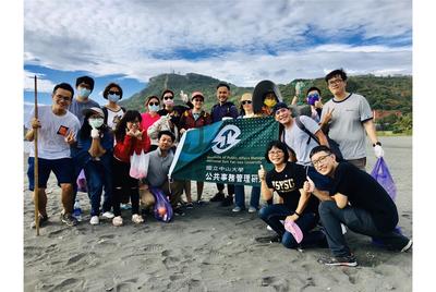 中山大學公共事務研究所師生16日前往西子灣淨灘，以實際行動實踐公共事務管理實務課程(洪金鳳提供)圖片
