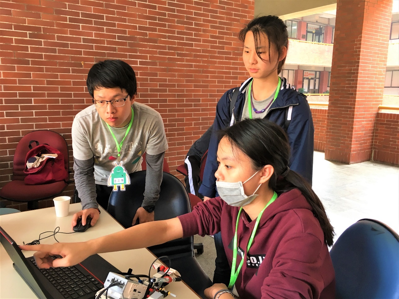 現在備有電腦供學生修改程式圖片