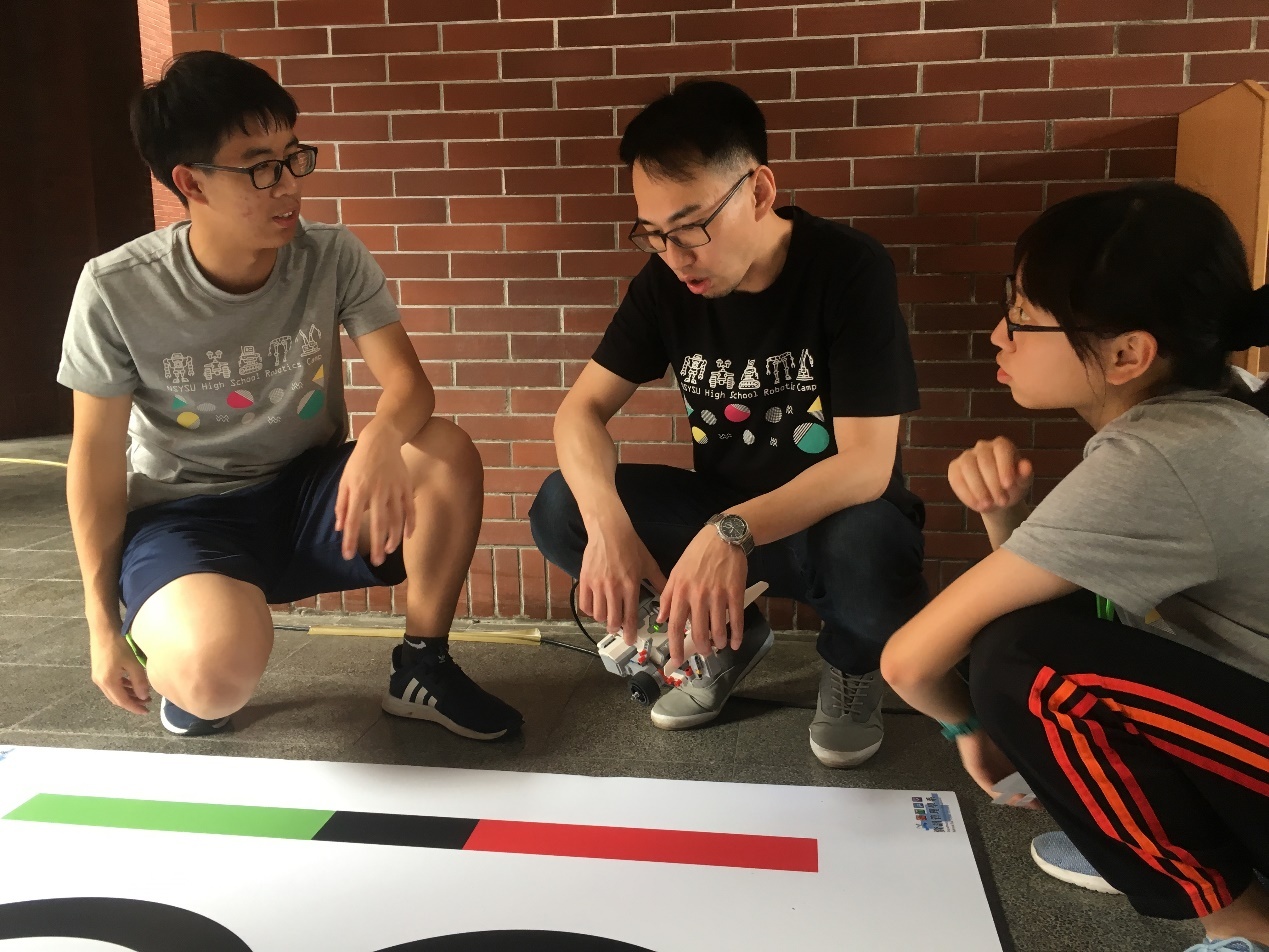 老師仔細回答學生問題圖片
