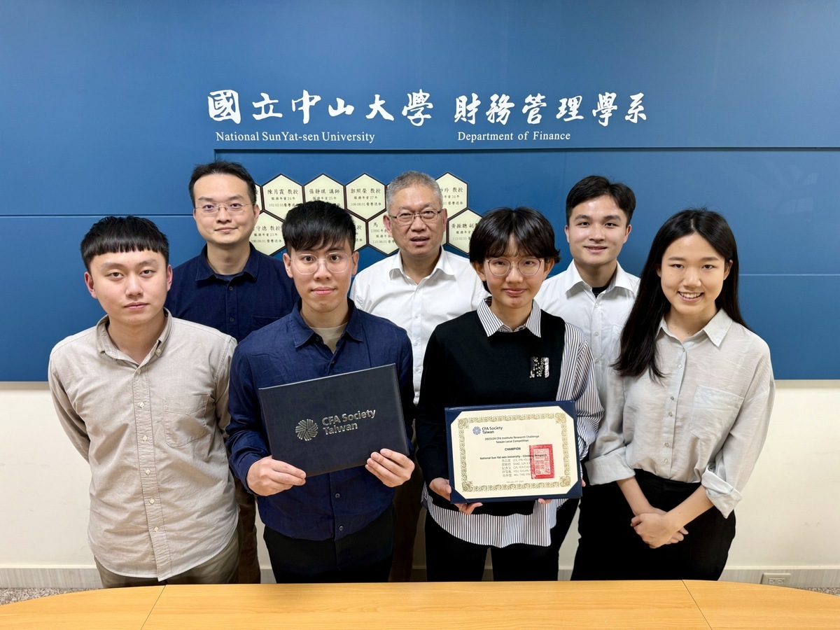 財管系參賽師生合影圖片