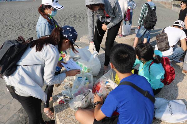 響應世界地球日 公事所師生挽袖淨灘（中山新聞）圖片