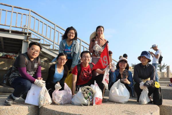 響應世界地球日 公事所師生挽袖淨灘（中山新聞）圖片