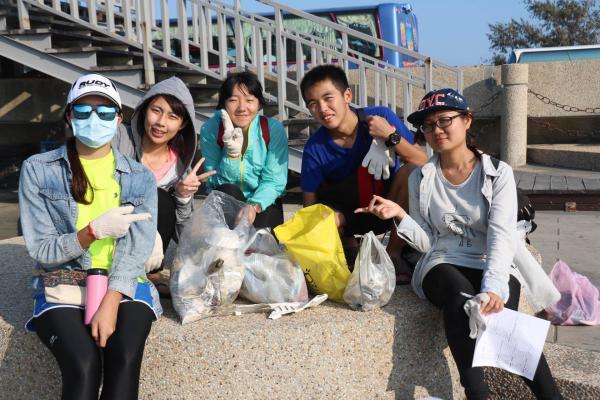 響應世界地球日 公事所師生挽袖淨灘（中山新聞）圖片