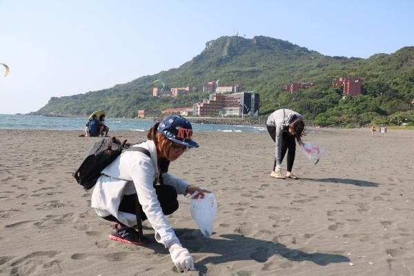 響應世界地球日 公事所師生挽袖淨灘（中山新聞）圖片