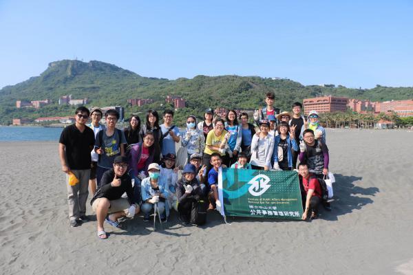 響應世界地球日 公事所師生挽袖淨灘（中山新聞）圖片