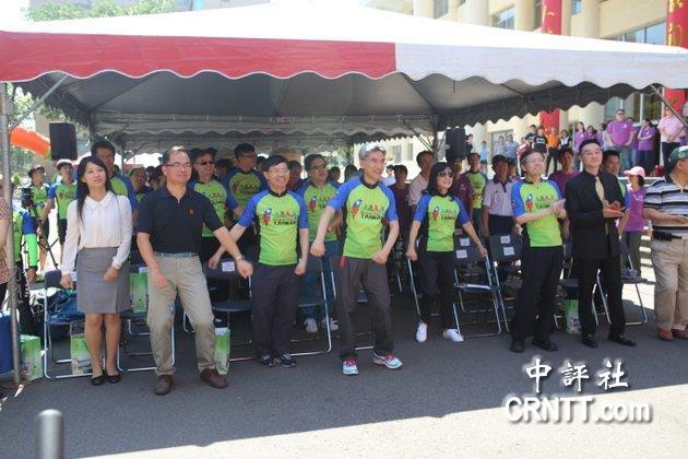 中興大學、成功大學、中山大學、中正大學四校組成的台灣綜合大學系統，號召四校上百位師生舉行單車接力環島，27日在中興大學舉辦啟程記者會。（中評社 林谷隆攝）圖片