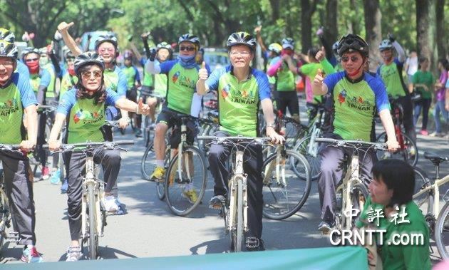 中興大學、成功大學、中山大學、中正大學四校組成的台灣綜合大學系統，號召四校上百位師生舉行單車接力環島，27日在中興大學舉辦啟程記者會。（中評社 林谷隆攝）2圖片