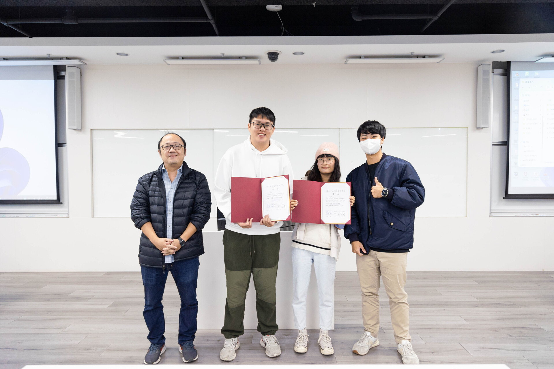 入圍獎「別管我」得獎團隊企管系余欣霖、陳元楷、邱信喆受獎合影圖片