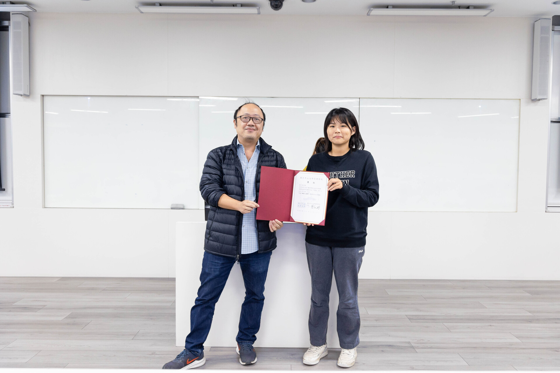 網路人氣獎「NSYSU CM is your friend」得獎人企管系嚴于婷、中文系王苡安圖片