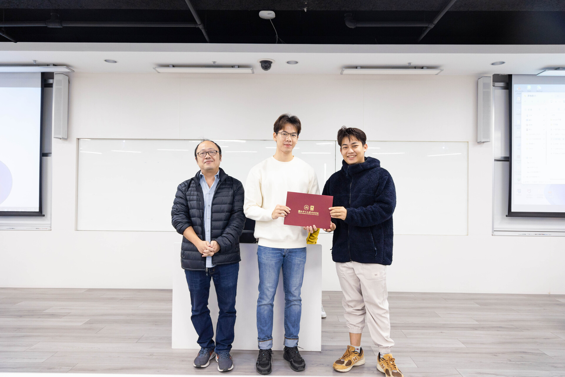 佳作獲獎同學電機系謝定宏、資管系黃俊銘圖片