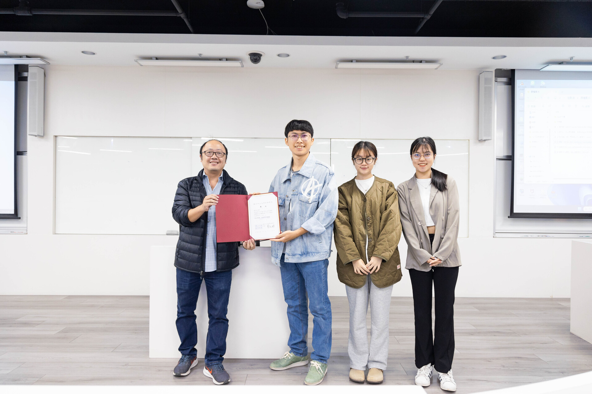 佳作獲獎同學外文系嚴羚祐、財管系吳宜亭 、企管系陳可茵、音樂系王郡佑圖片