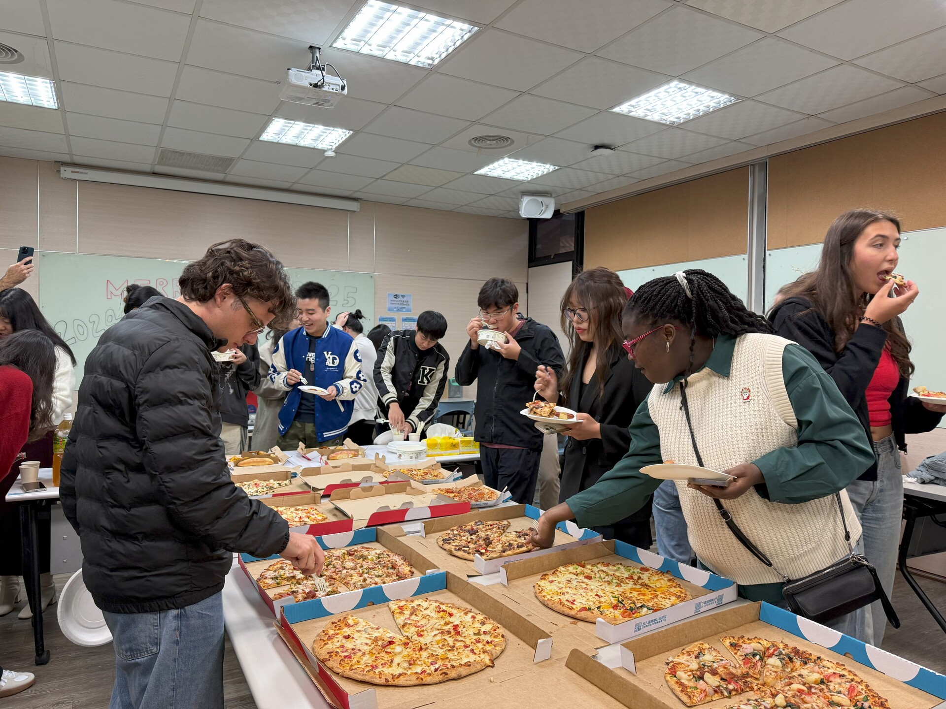 學生們享用美味餐點圖片
