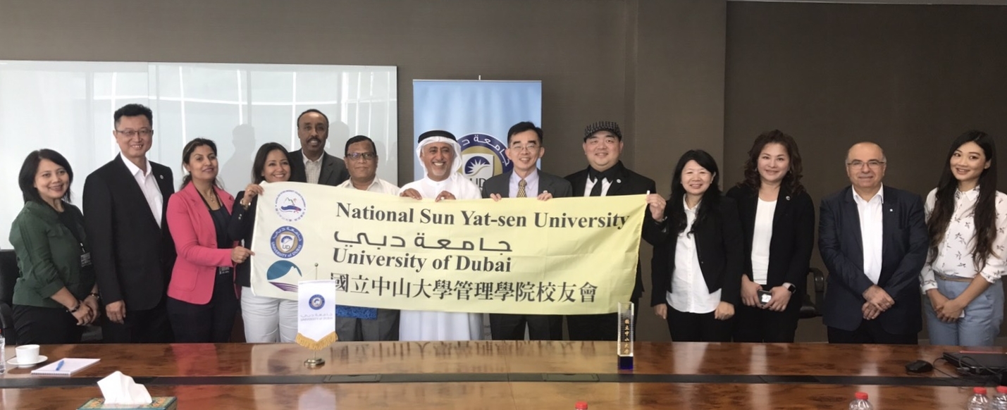 劉莉雯(右一)協助中山管院師長拜訪杜拜大學行程圖片