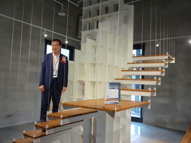 高雄百年糕餅老店舊振南董事長李雄慶（圖），堅持製作傳統中式糕餅，並結合設計創新元素，以打造漢餅新食藝文化為使命，再增添老店新生命力。中央社記者陳朝福高雄攝 106年3月31日圖片