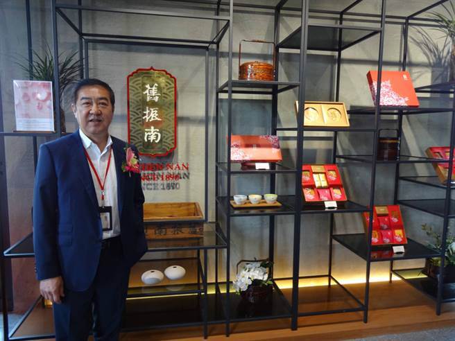 高雄百年糕餅老店舊振南董事長李雄慶（圖），堅持製作傳統中式糕餅，並結合設計創新元素，以打造漢餅新食藝文化為使命，再增添老店新生命力。中央社記者陳朝福高雄攝圖片