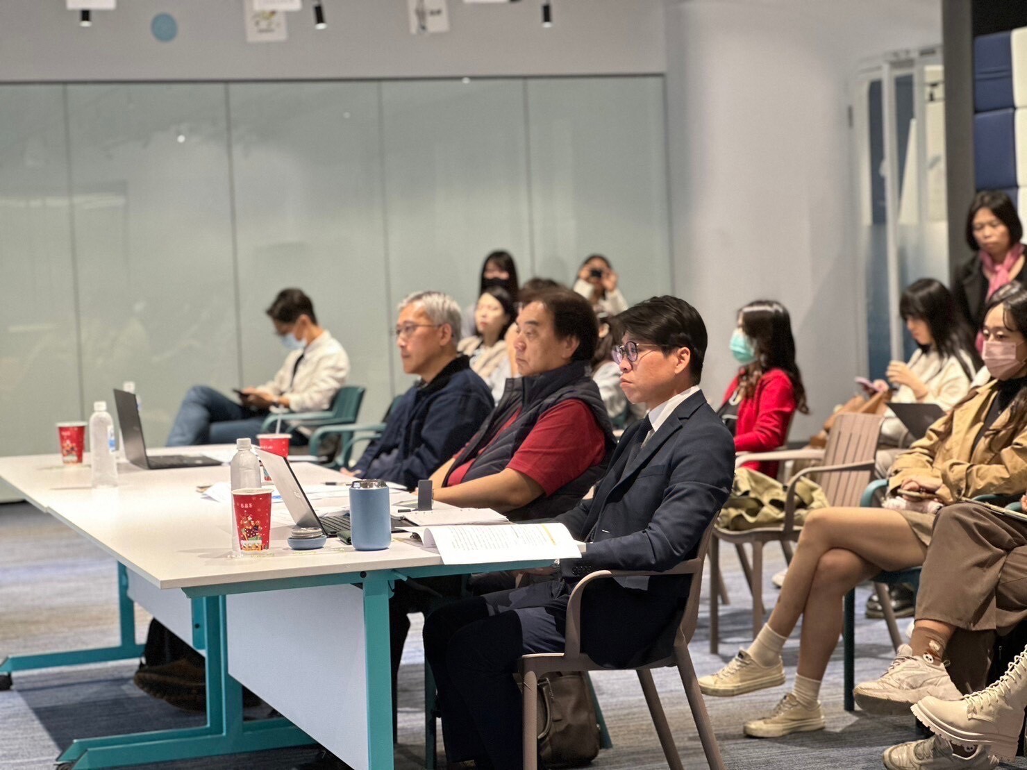 邀請業界講師給予學生建議( 右到左為 亞洲灣吳亞倫執行長、本校李英俊老師、高雄榮民醫院健檢中心余憲忠主任)圖片