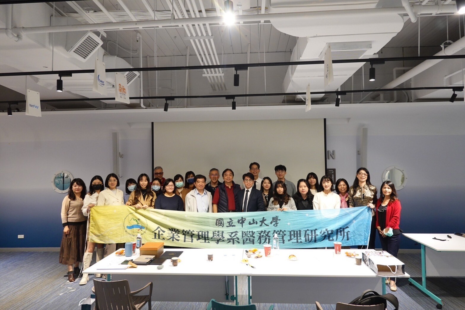 由李英俊老師與邱秋華董事長合作 攜手帶領學生參觀長照機構圖片