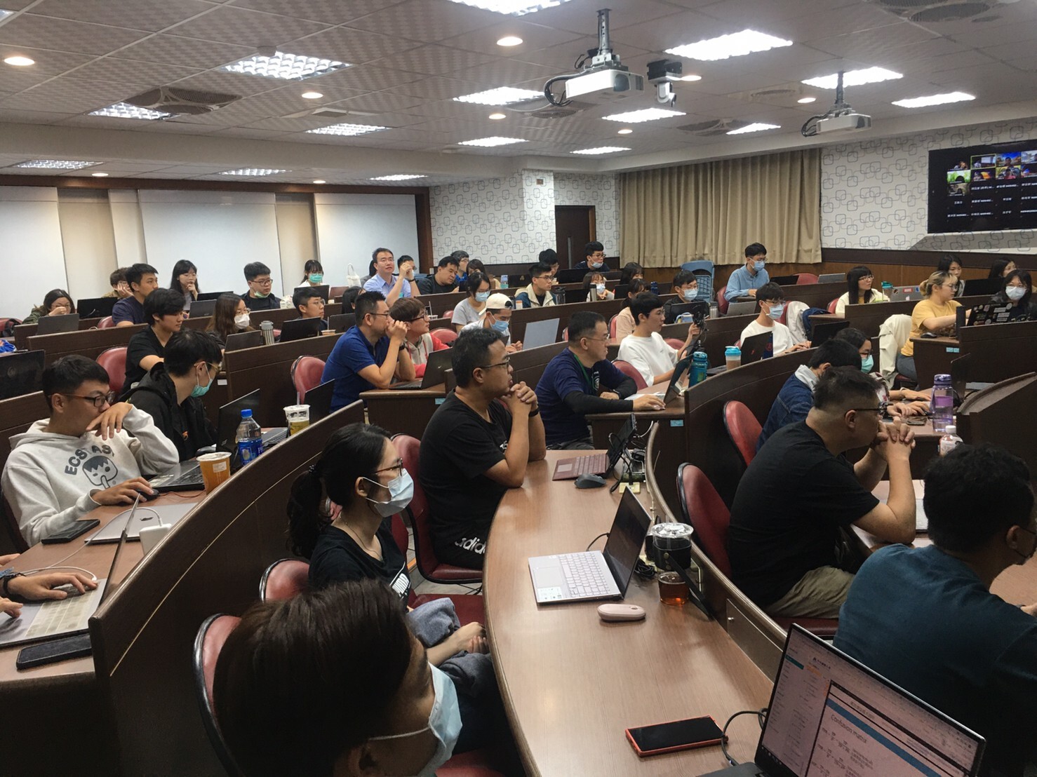 人人一台筆電，賣力學習資料分析技術圖片