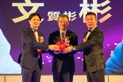 在中山大學鄭英耀監交下，第6屆理事長吳孟憲(左)交棒給新任理事長黃文彬圖片