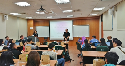 管院國際學程徐士傑主任(中)介紹金博士圖片