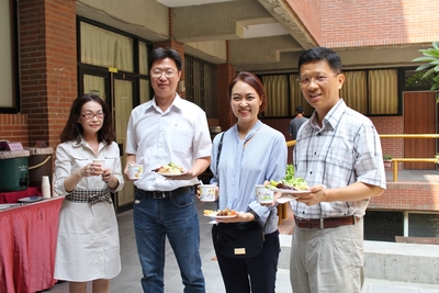 金志衍博士(右二)於管院餐會與企管系黃明新老師(右一)、行傳所鄭安授老師(左二)、國際學程陳媛玲老師(左一)合影圖片