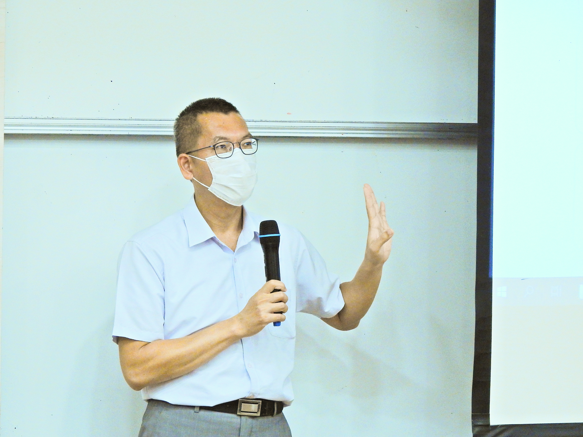 管院招生策略辦公室主任兼財管系副教授唐俊華老師不藏私地替學生們解惑。圖片