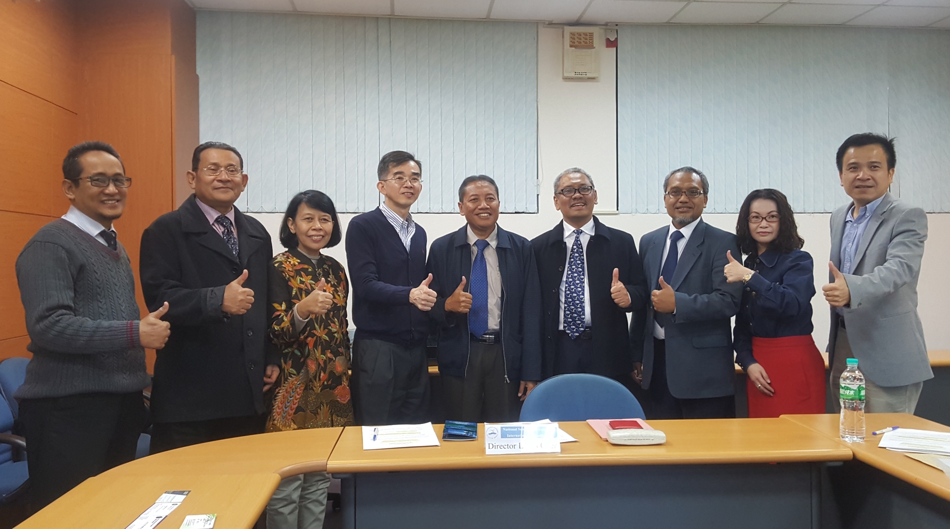 會後合影，左起UB法學院院長Dr. Rachmad Safa'at, SH.(左一)、UB雙聯學位學程主任Dr. Ir. Liliek Sulistyowati(左三)、中山管院陳世哲院長(左四)、UB管理科學院院長Dr. Bambang Supriyono(中)、UB經管學院院長Dr. Nurkholis, M.Bus.(右四)、UB社會與政治科學院院長Dr. Unti Ludigdo, Ak.(右三)、中山IBMBA陳媛玲老師、管院國際事務中心主任徐士傑圖片