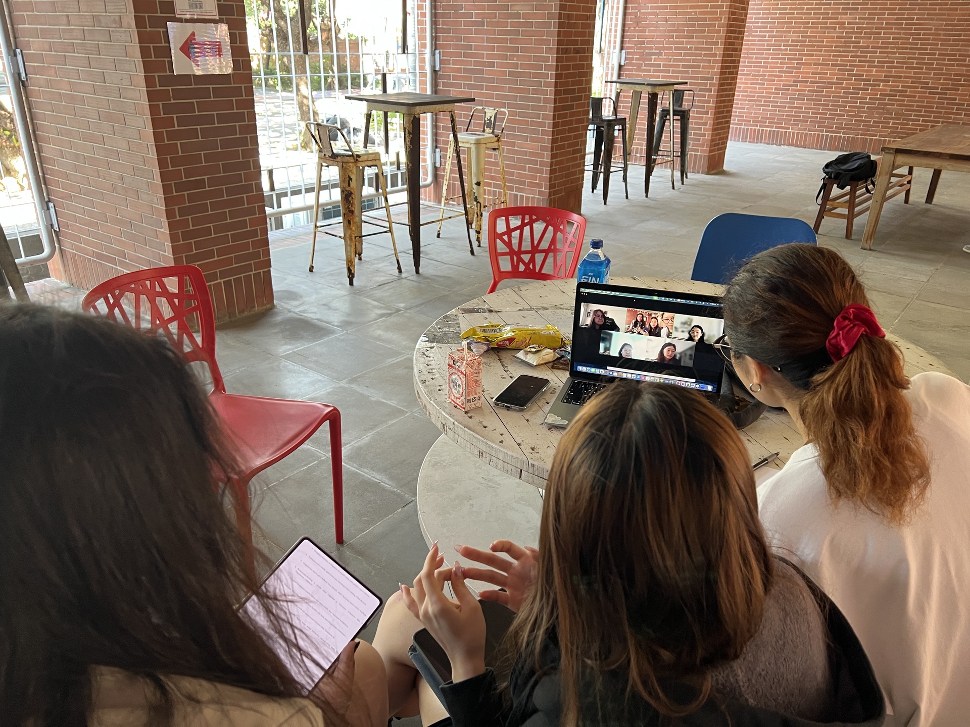 NSYSU students engaging in cross-border group discussions in indoor public areas of the College of ManagementImage