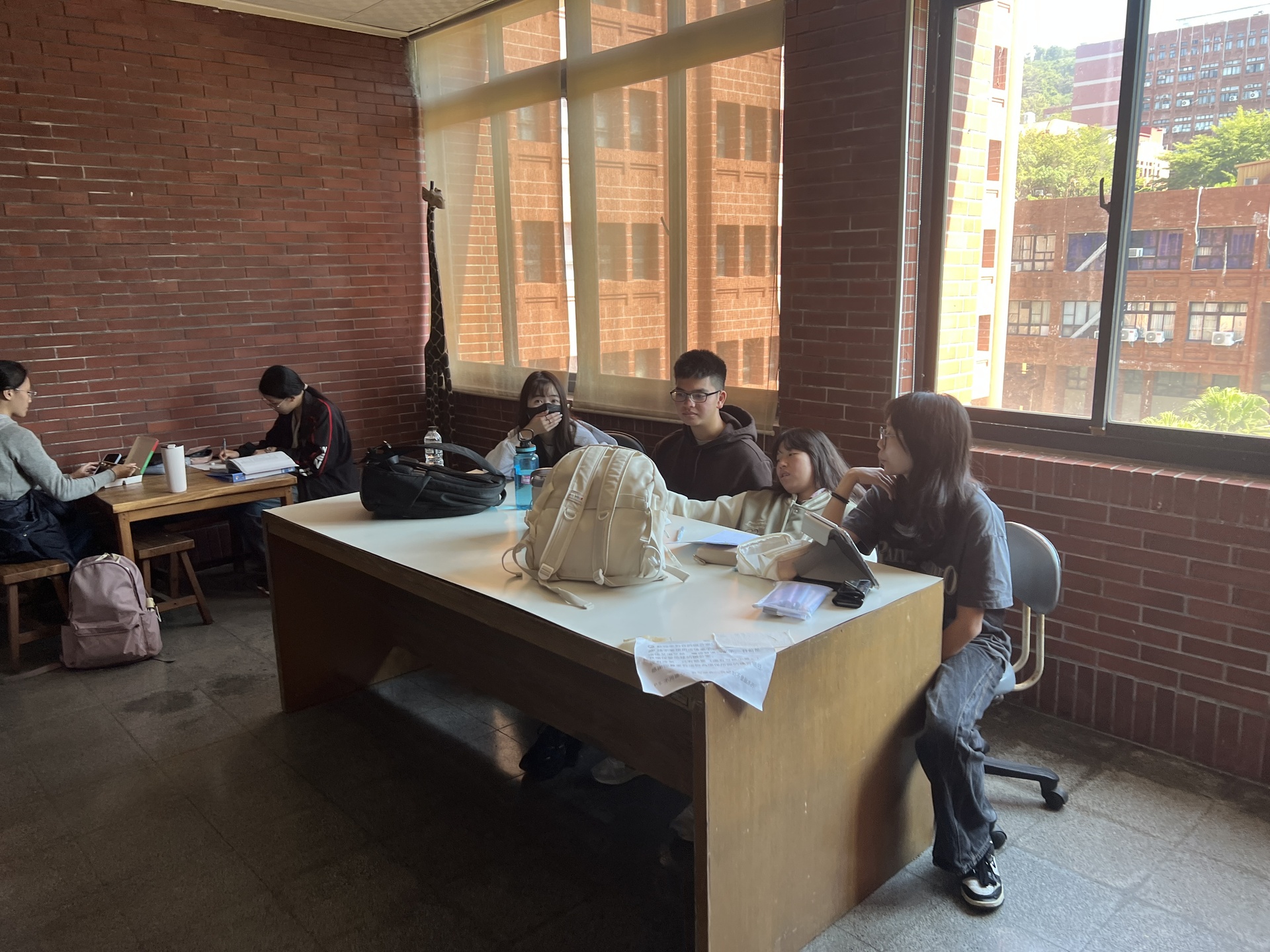 中山學生於管理學院館內公共空間進行跨國小組討論（場景一）圖片