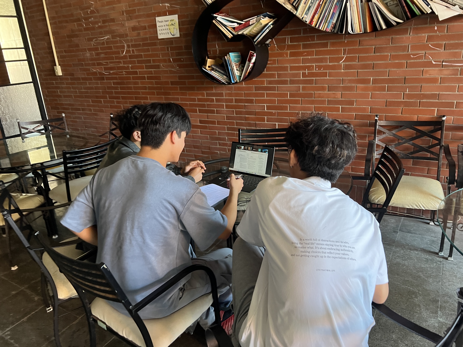 中山學生於管理學院館內公共空間進行跨國小組討論（場景二）圖片