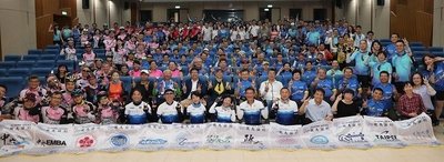 「2019EMBA商管聯盟鐵馬論劍」環島，參與的全體學校及中興大學EMBA同學共同合影。 蔣佳璘攝影圖片