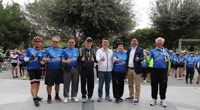 中興大學校友總會理事長蔡其昌（右四）、管理學院院長詹永寬（左三）、商管聯盟執行長楊聲勇（右二）、EMBA執行長紀信義(左二)及與會師長貴賓，特別到場幫選手加油。 蔣佳璘攝影圖片