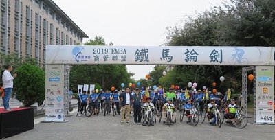 中興大學校友總會理事長蔡其昌（右四）、管理學院院長詹永寬（左三）、商管聯盟執行長楊聲勇（右二）、EMBA執行長紀信義(左二)及與會師長貴賓，特別到場幫選手加油。 蔣佳璘攝影圖片