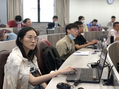 中山大學政治所研究生詹乃潔詢問講者企業永續發展的著眼點,講者回應:「重點在於跟本業結合、利用特有優勢,以及和社會面、環境面做出創新與回饋。」