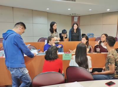 學生進行行銷提案模擬實作圖片