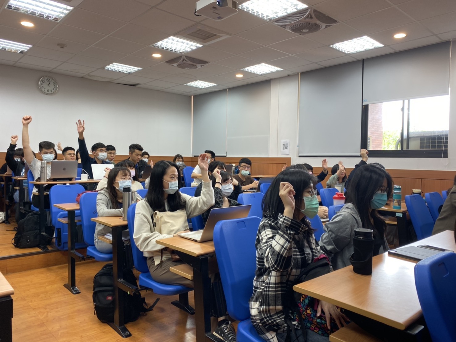 同學熱忱參與演講活動圖片